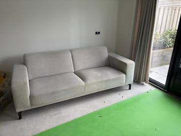 Lichte stoffen tweezitsbank