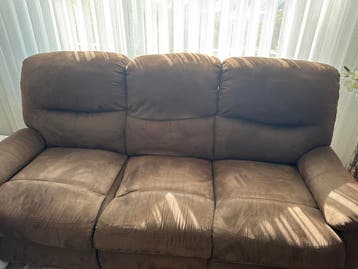 Bruine bank en fauteuil