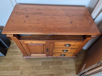 Gratis: Houten kastje met lades en deurtjes