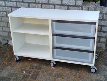 Gratis: Witte kast op wieltjes met lades en planken