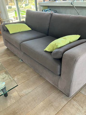 Ruime twee zitbank grijs, lossen kussen, 210 cm breed