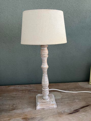 Tafellamp met houten voet en stoffen kap