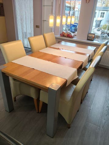 Tafel met stoelen
