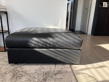 Grats afhalen: Zwarte kunstleren poef/voetenbank