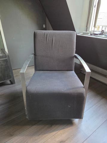 Grijze stoel met metalen armleuningen - gratis af te halen