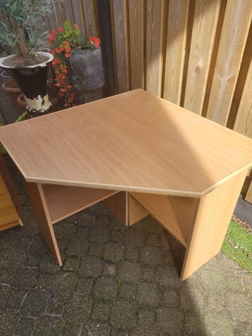 Gratis hoekbureau en grenen ladenkast