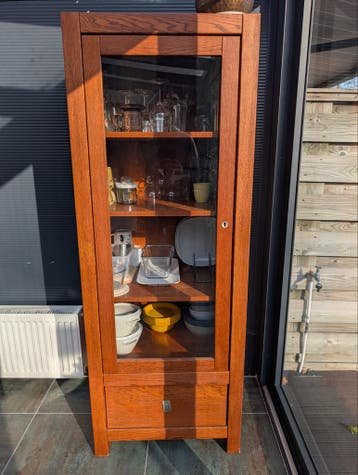 Mooie houten vitrinekast met glazen deur en lade