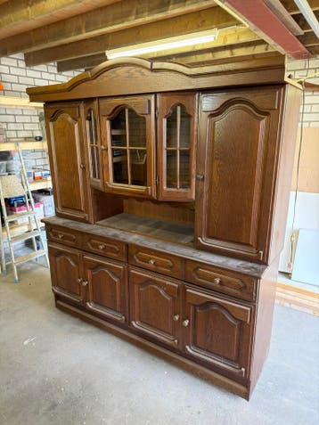 Houten buffetkast met glazen deuren