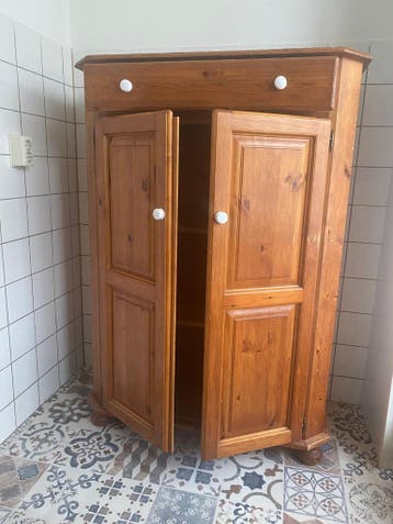 GRATIS INBOEDEL zie fotos stoelen tafels banken kasten