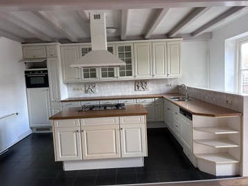 Gratis Volledige keuken met inbouwapparatuur