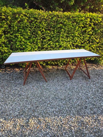 Grote schragen tafel