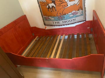 Twijfelaar bed 2 bij 1,40 rood gratis afhalen met matras