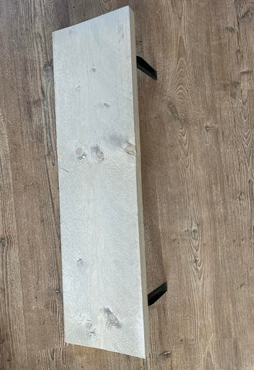 Houten wandplank met zwarte beugels