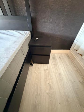 Bruin/zwarte nachtkastjes met twee lades