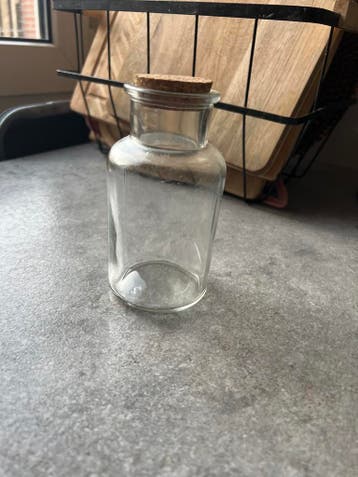 Glazen potje met kurk