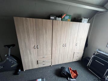 Diverse kledingkasten gratis