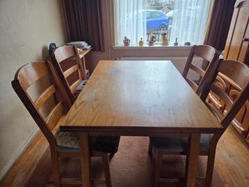 Uitschuifbare eiken eettafel met 4 stoelen