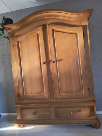Mooie houten buffetkast met lades en deuren