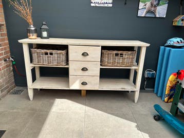 White wash look kast met manden