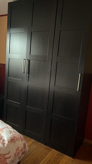 Donkerbruine kledingkast met drie deuren
