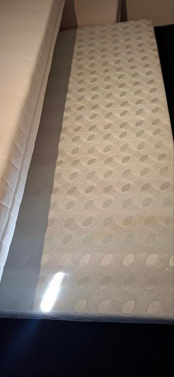 Eenpersoonsbed met matras (gratis af te halen)