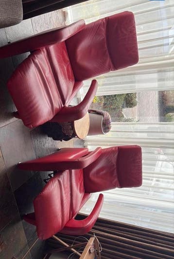 2 verstelbare rood leren fauteuils Montel