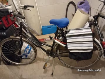 Damesfiets met fietstas - in goede staat