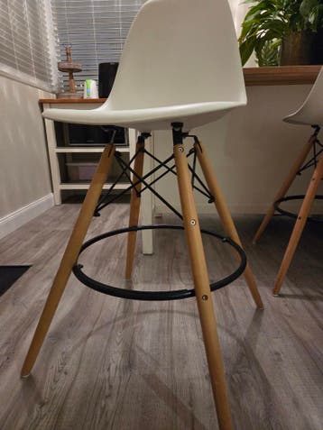 2 barkrukken met witte zitting en houten poten