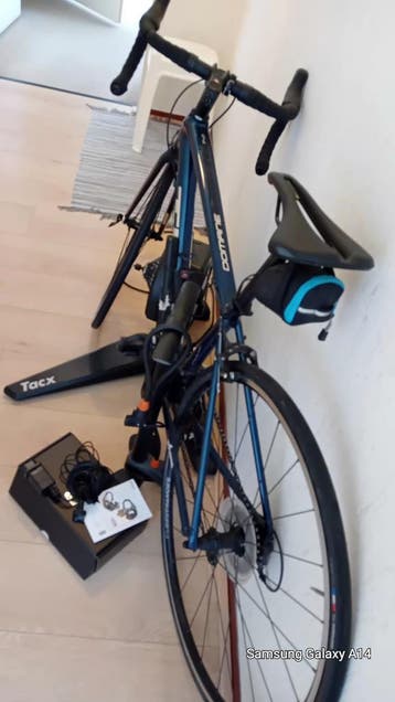 Trek Domane racefiets met accessoires - Zo goed als nieuw