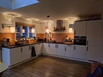 L-vormige hoekkeuken met apparatuur en Pelgrim kookplaat