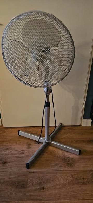 Zilverkleurige ventilator op standaard