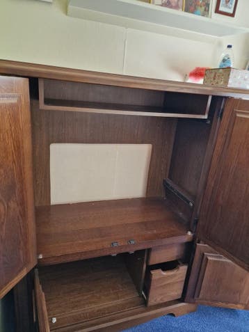 Massief eikenhouten kast- mag weg voor een klein prijsje