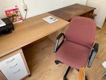 Bureau met bureaustoel (gratis af te halen)