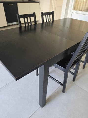 Eettafel met stoelen