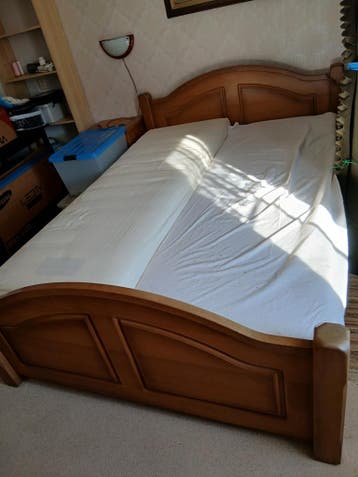 Massief houten bed 140x200 met lattenbodem en nachtkastjes