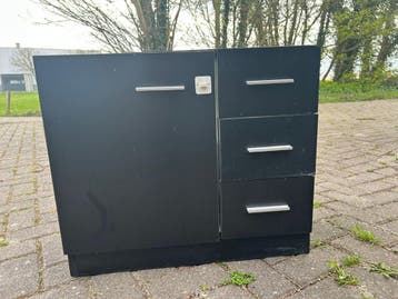 Zwarte badkamerkast met lades