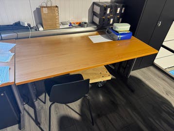 Stevig houten bureau met metalen onderstel