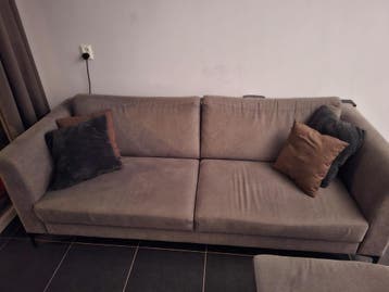 Grijze bank met poef