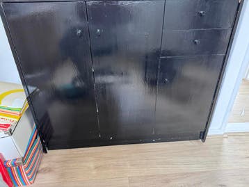 Zwarte kast met lades en deuren GRATIS