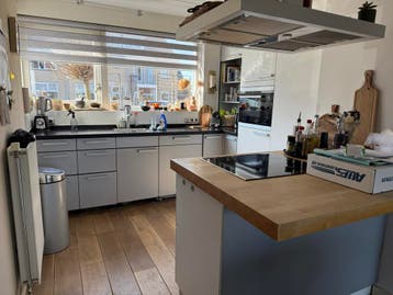 Gratis keuken met witte en grijze frontjes