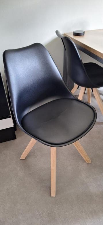 Gratis moderne zwarte stoel met houten poten