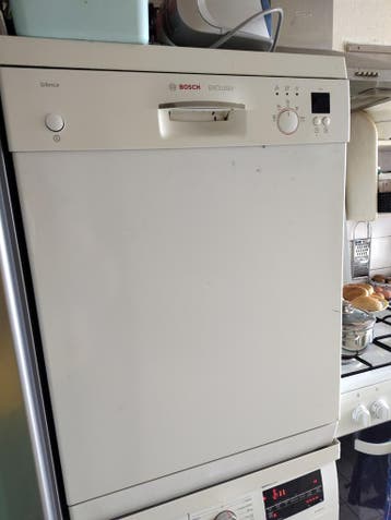 Vaatwasser. Let op: de kraan lampje geeft storing.