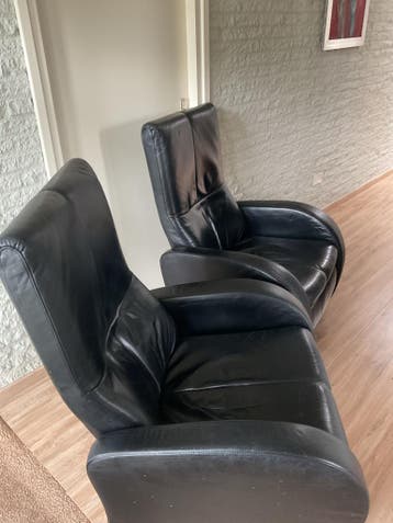 Gratis twee zwarte leren fauteuils, 1 handmatig verstelbaar