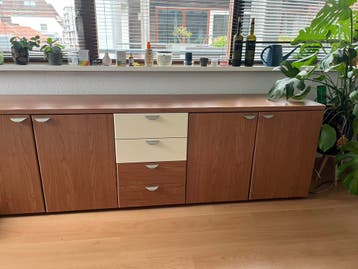 GRATIS ! Stevig dressoir met 4 laatjes en 2 planken