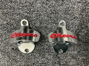 GRATIS - 2 stuks Flessenopeners voor aan de muur -