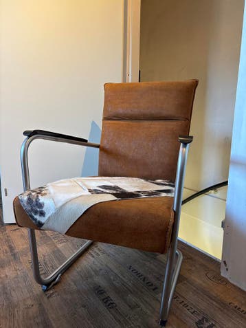 Bruine stoel met metalen frame