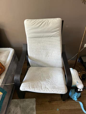Ikea stoel met lichtgrijze kussens