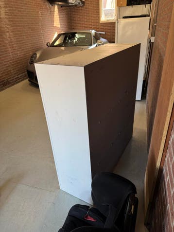 GRATIS Witte vitrinekast met glazen deuren