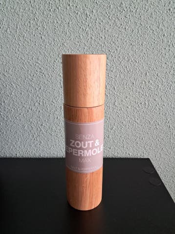 Houten zout- en pepermolen, ongebruikt.
