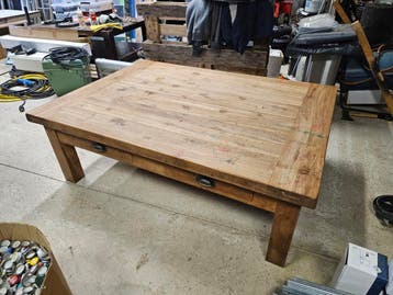 Robuuste houten salontafel met lades 100 x 140 x 47cm